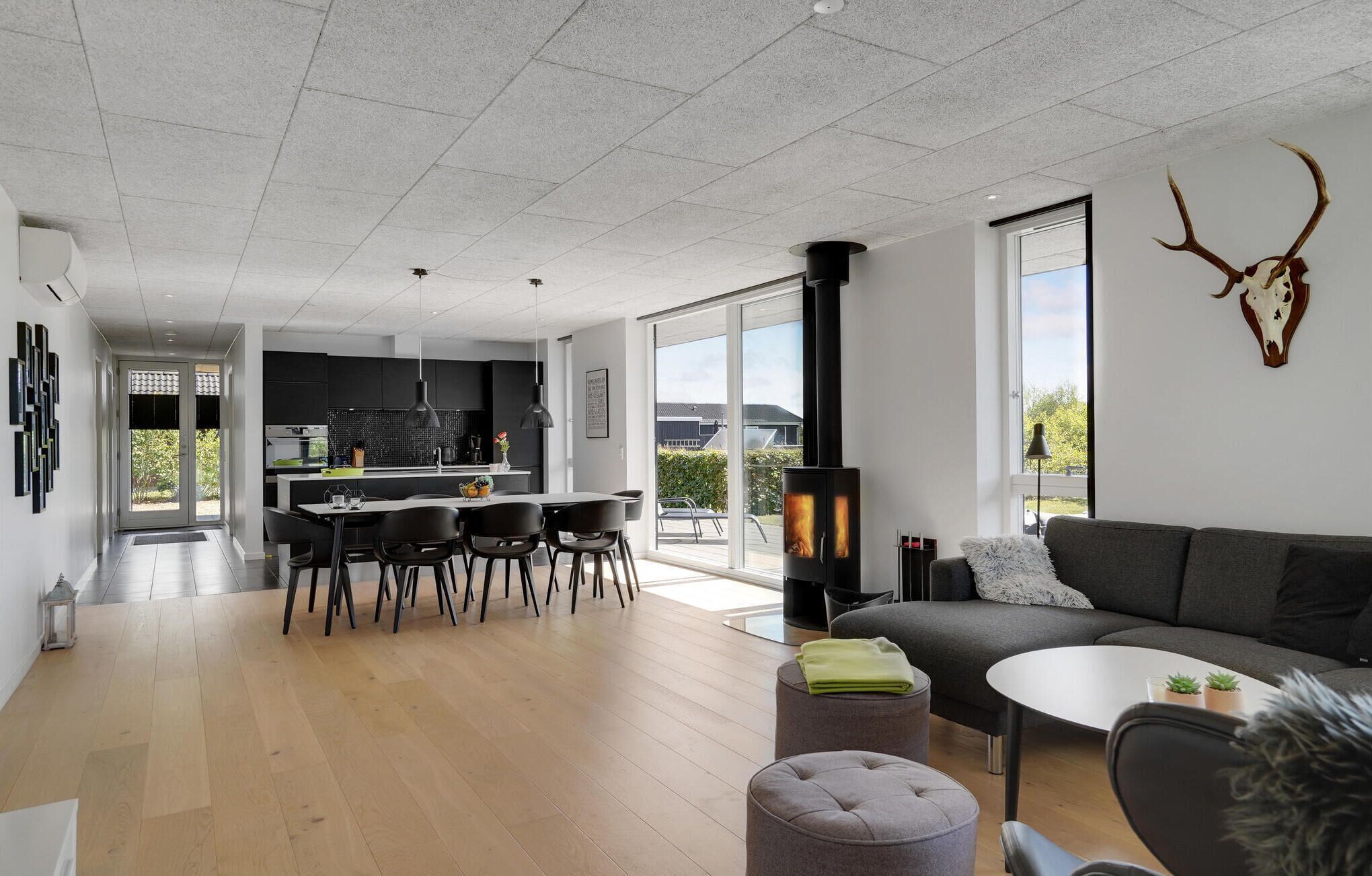 Fernseher, Kamin, DVD-Player