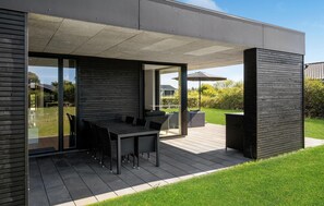 Outdoor dining - Gorgeous home in Hemmet with sauna (Hemmet)