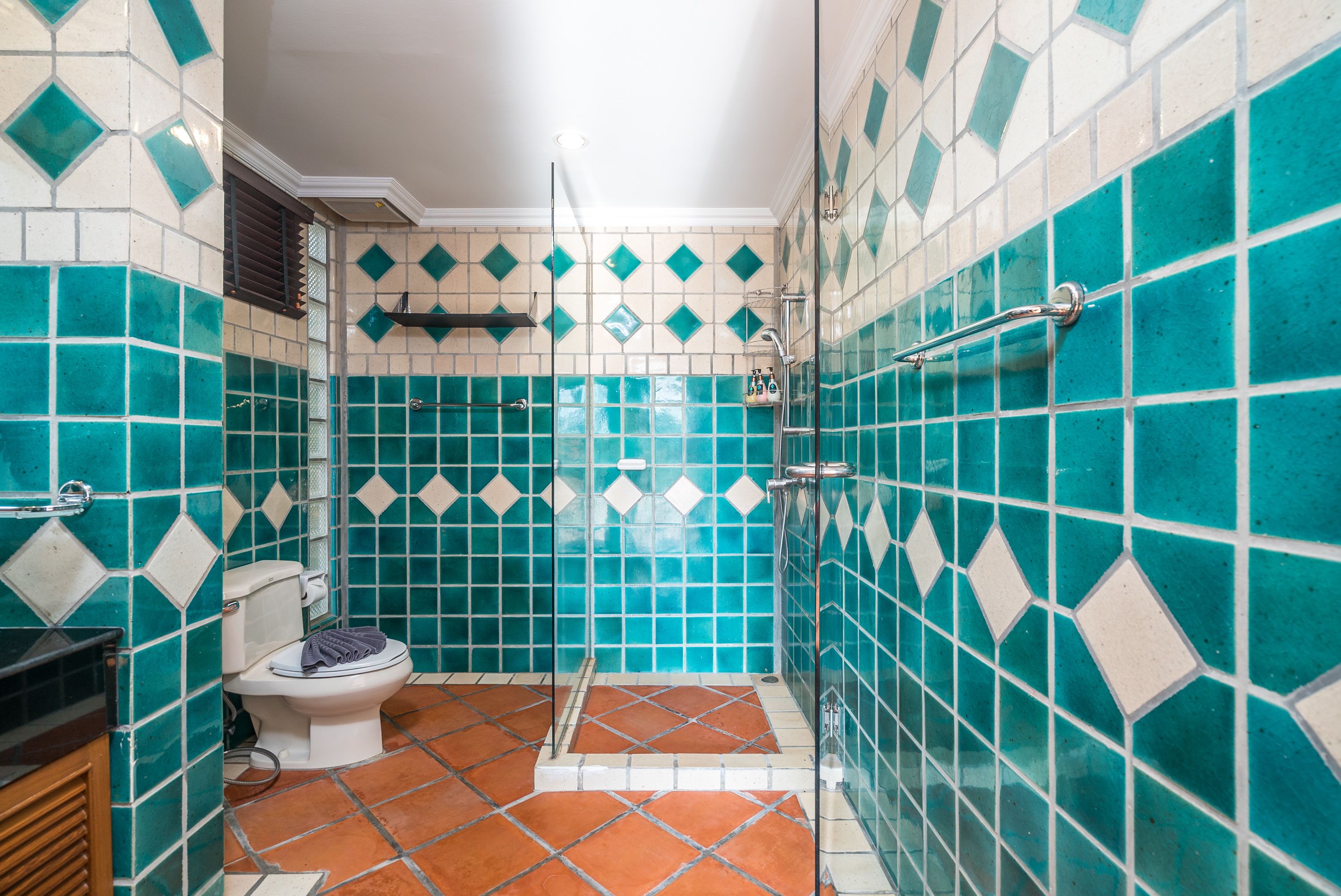 Un baño con ducha, inodoro y lavabo.