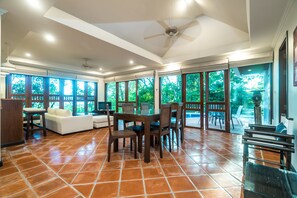 2 Bedrooms Villa | リビング エリア | スマートテレビ