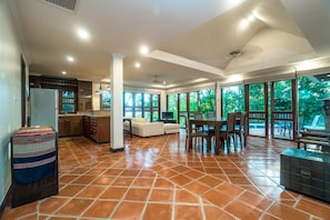 2 Bedrooms Villa | 2 chambres, coffres-forts dans les chambres, rideaux occultants