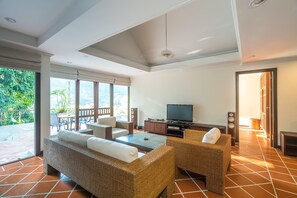 2 Bedrooms Villa | リビング エリア | スマートテレビ