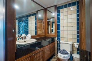2 Bedrooms Villa | ห้องน้ำ | ฝักบัว, ของใช้ในห้องน้ำฟรี, ไดร์เป่าผม, รองเท้าสวมภายในห้อง