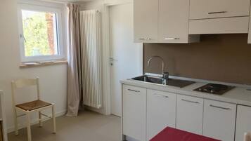 Frigorifero, microonde, macchina per tè/caffè, tostapane