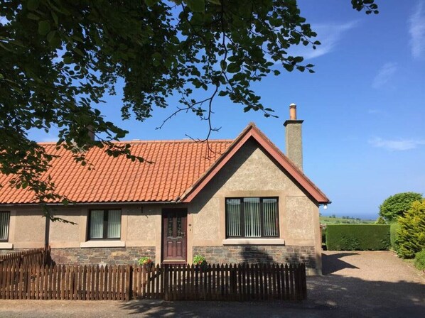 Exterior - Templehall Cottage. Modern cottage with sea view (Eyemouth)