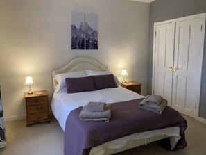 2 bedrooms, iron/ironing board, free WiFi, bed sheets - Templehall Cottage. Modern cottage with sea view (Eyemouth)