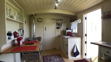 Fridge, oven, stovetop, coffee/tea maker