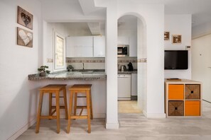 Fridge, microwave, stovetop, dishwasher - Aries Apartment - Historical Center (Málaga)
