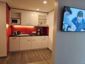Kühlschrank, Mikrowelle, Herdplatte, Geschirrspüler