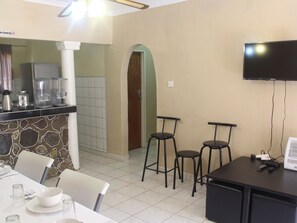 Classic-Zimmer, 1 Queen-Bett | Frühstücksbereich | Tägliches kontinentales Frühstück (15 USD pro Person)