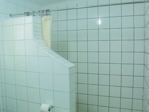 Kahden hengen perhehuone | Kylpyhuone | Suihku, ilmaiset hygieniatuotteet, hiustenkuivaaja, pyyhkeet