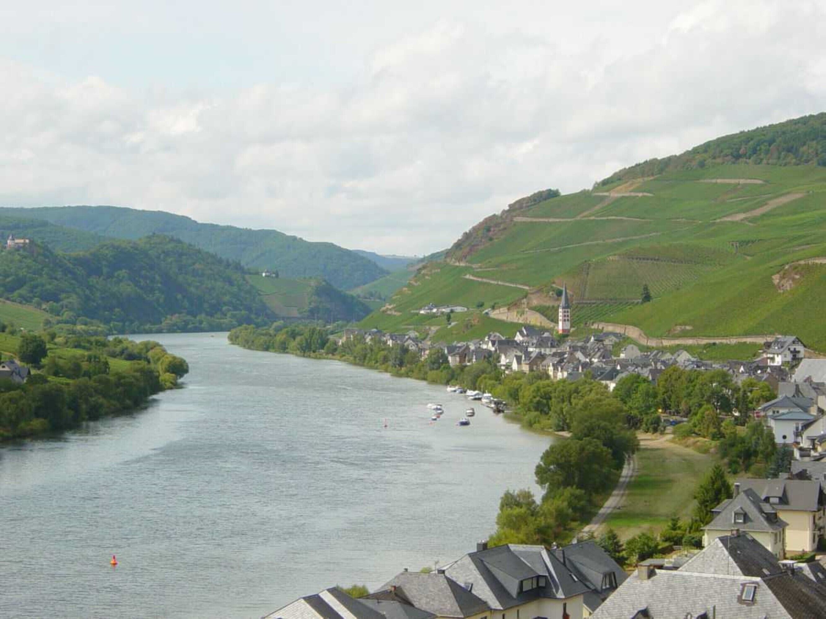 … gleich rechts neben dem Kirchturm ist der Burghof Hagen