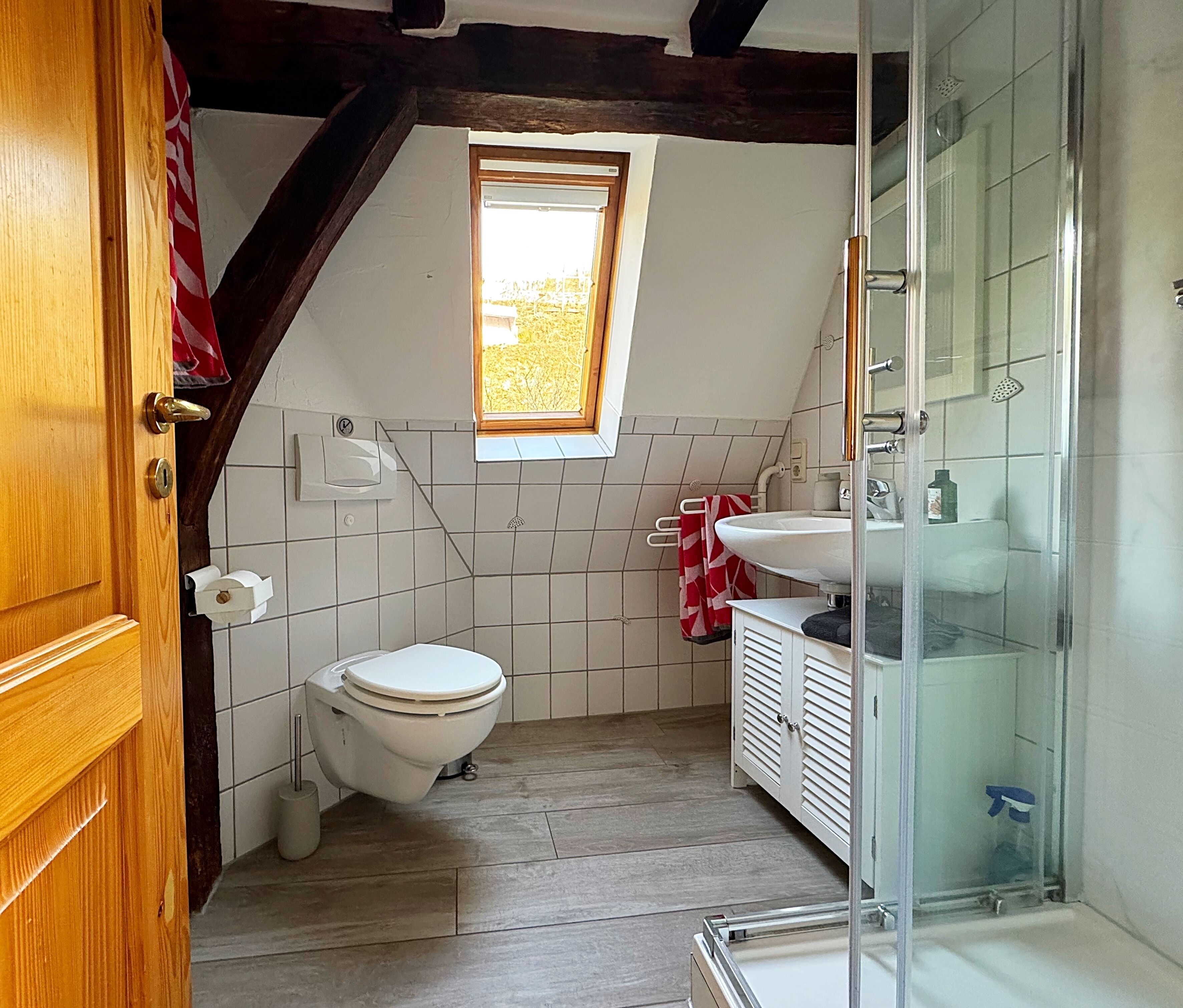Helles, modernes Bad mit Dusche und Fenster