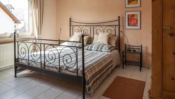 2 Schlafzimmer, Reisekinderbett, kostenloses WLAN, Bettwäsche