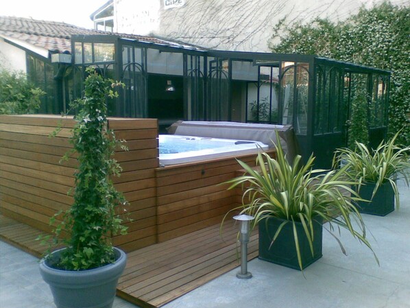 Property grounds - Charming outdoor jacuzzi (Le Pontet)