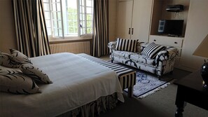 1 bedroom, iron/ironing board, WiFi, bed sheets - Charming outdoor jacuzzi (Le Pontet)