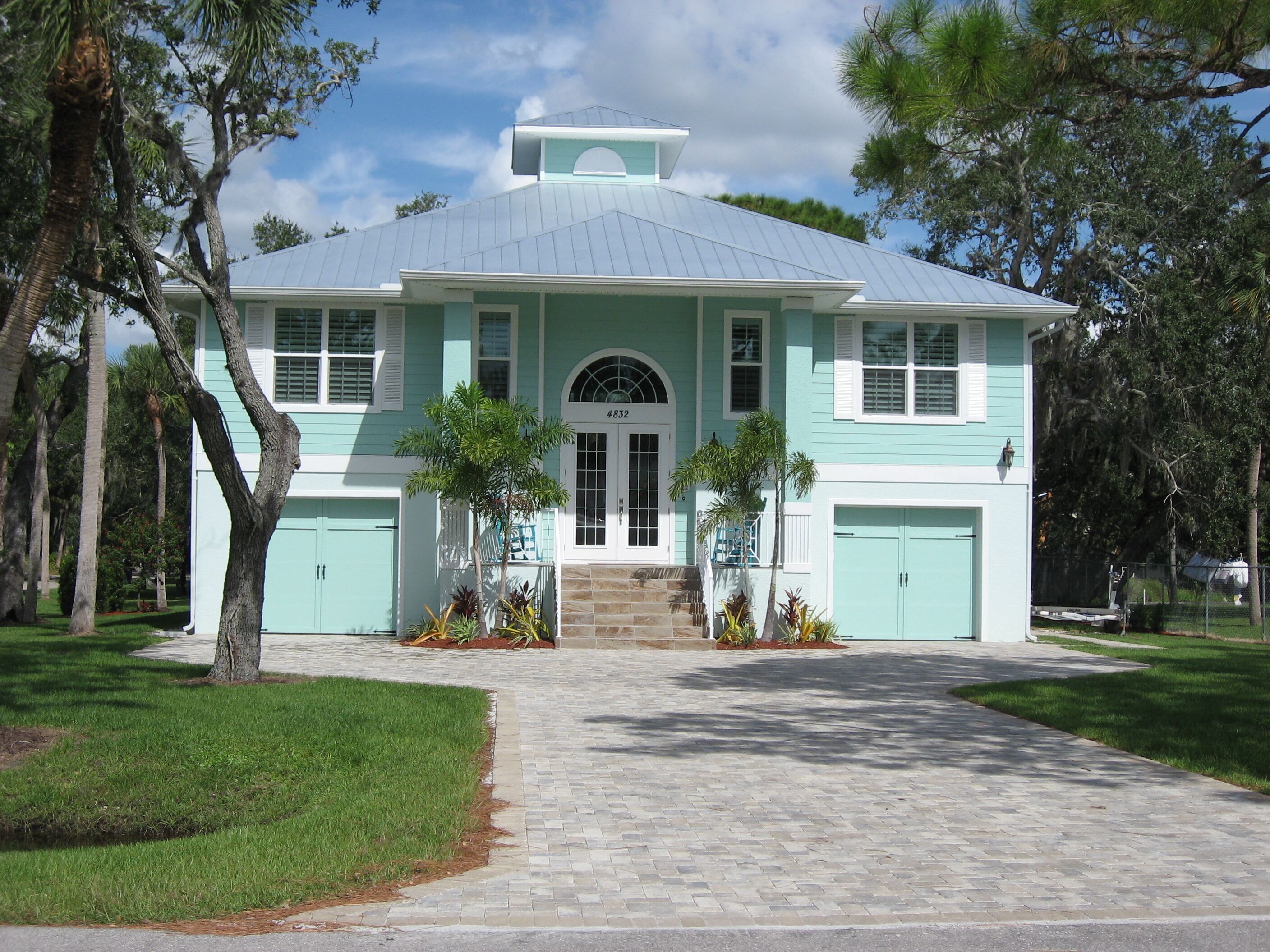 Exclusive, new holiday house with pool, in Florida style just 3 minutes to the beach