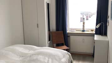 1 Schlafzimmer, Schreibtisch, Bügeleisen/Bügelbrett