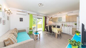 Un appartement moderne comprenant un salon, un coin repas et une cuisine.