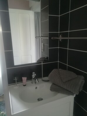 Séchoir à cheveux, serviettes fournies, papier de toilette