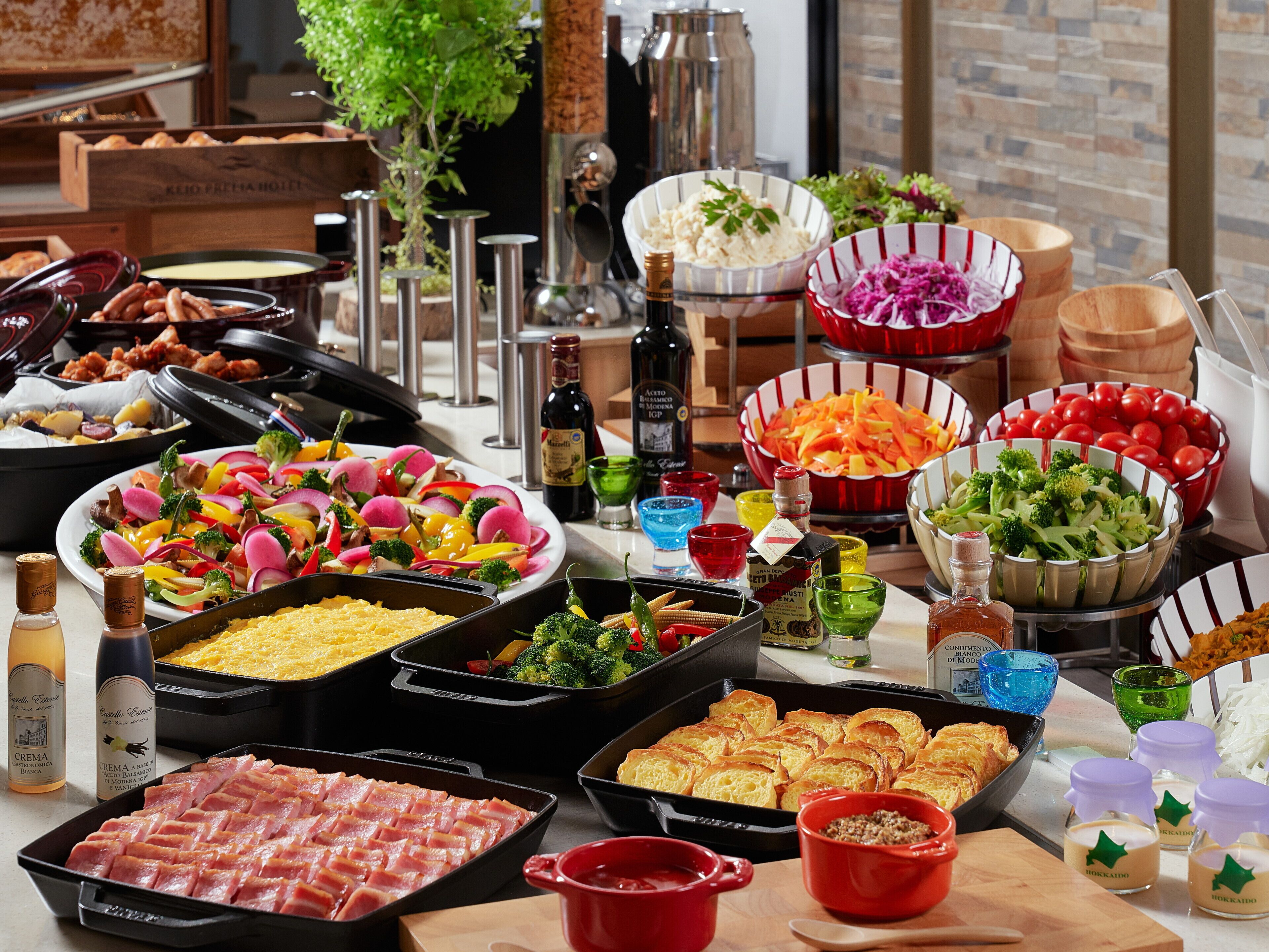 Daily buffet breakfast (JPY 2500 per person)