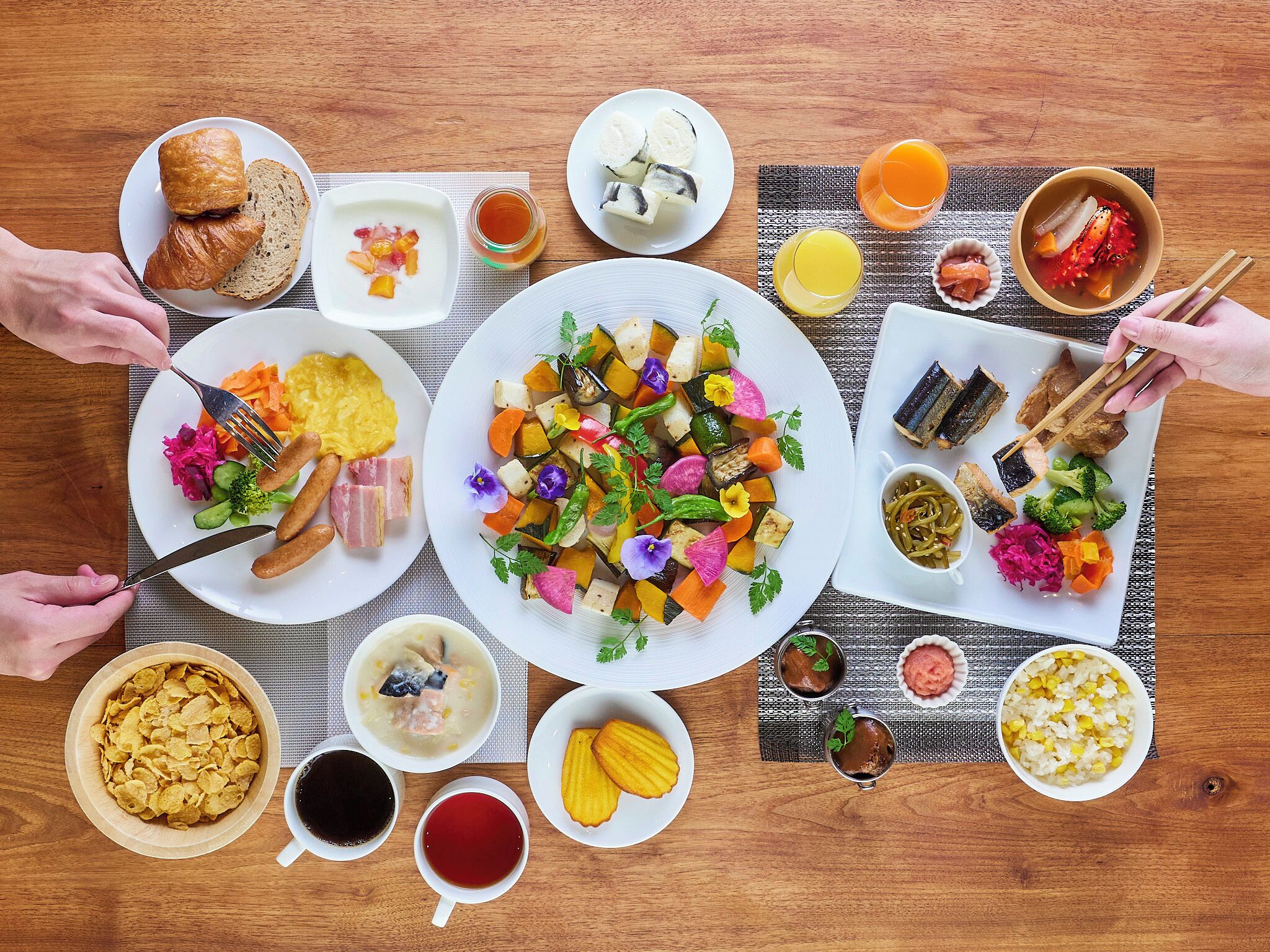 Una mesa con varios platos, entre ellos una ensalada, sopa y un plato con carne y verduras.