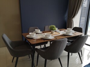 Golf View Suite, 3 Bedrooms | In-room dining