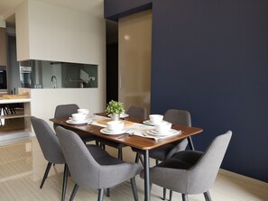 Suite, 3 chambres (Green) | Restauration dans la chambre