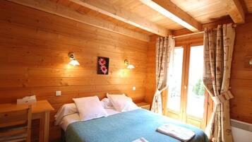 8 bedrooms, iron/ironing board, WiFi, bed sheets