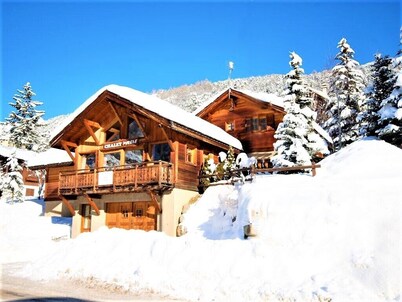 Chalet Serre Pyrene, a magnificent wooden chalet in the heart of Serre Chevalier