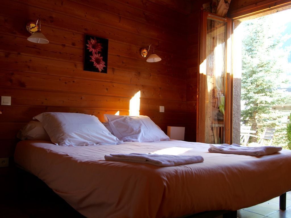 8 bedrooms, iron/ironing board, WiFi, bed sheets