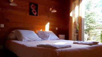 8 bedrooms, iron/ironing board, WiFi, bed sheets