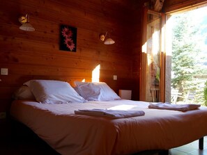 8 bedrooms, iron/ironing board, WiFi, bed sheets