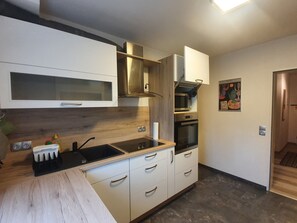 Réfrigérateur, four à micro-ondes, un four, surface de cuisson