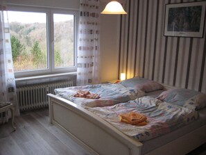 1 bedroom, iron/ironing board, free WiFi, bed sheets - Large non-smoking apartment in a quiet location overlooking the Forest Region (Waldeck)