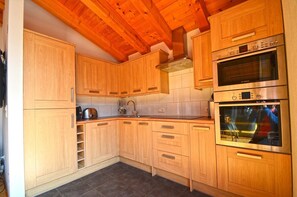 Kühlschrank, Mikrowelle, Ofen, Geschirrspüler