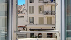 A multi-story building with balconies, a visible shop at the ground level, and a clear blue sky in the background. - Cosy 1-BR fully renovated - heart of Cannes, Croisette 1 mn Olam Properties (Cannes)