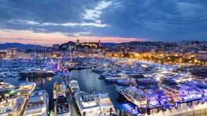 A marina filled with boats at dusk with city lights in the background. - Cosy 1-BR fully renovated - heart of Cannes, Croisette 1 mn Olam Properties (Cannes)