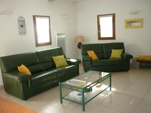 Fernseher, Kamin, Bücher, Stereoanlage