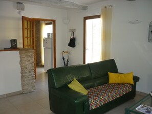 Fernseher, Kamin, Bücher, Stereoanlage