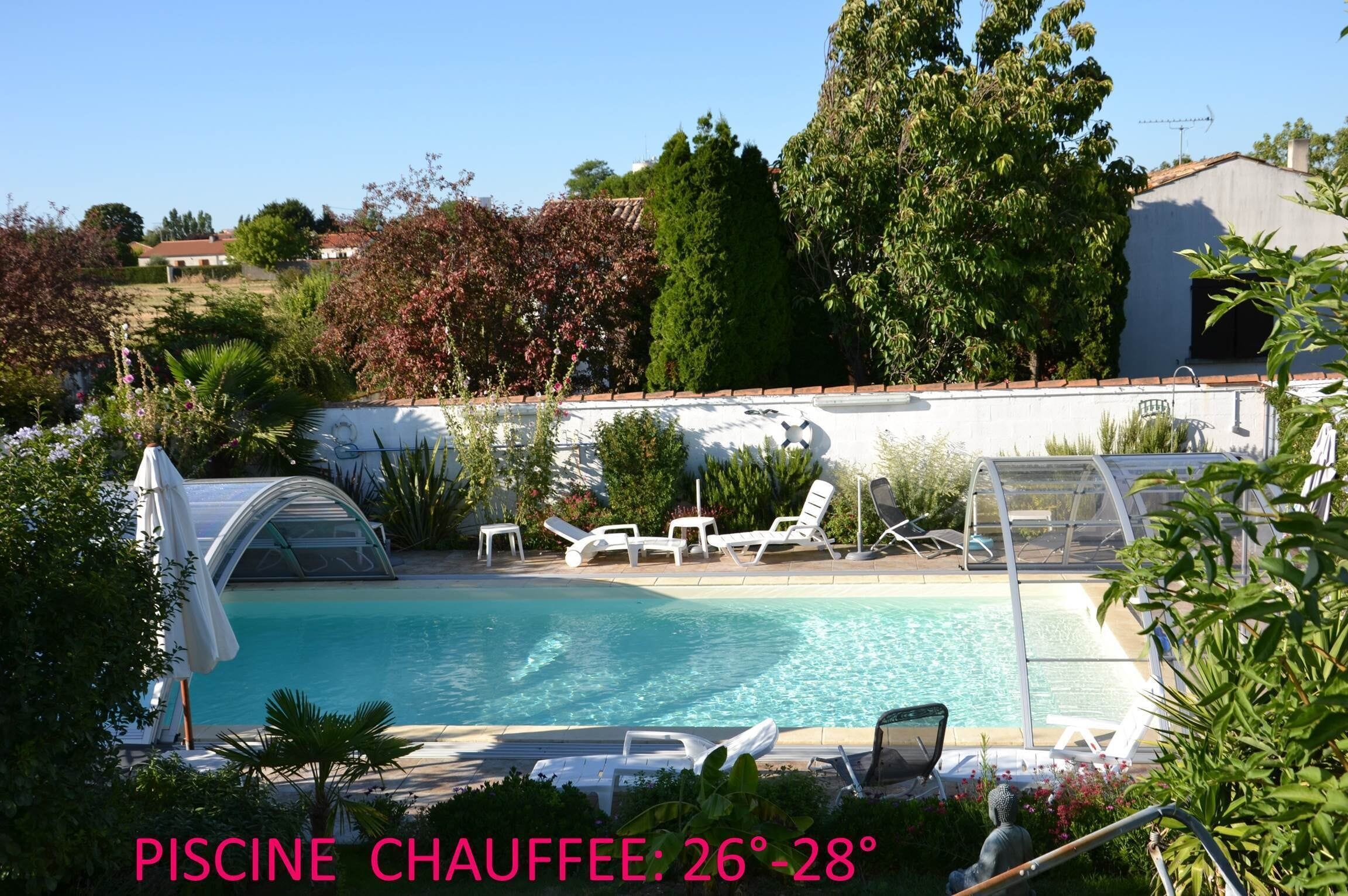 DÔME COULISSANT: la piscine  peut être couverte au gré du temps.