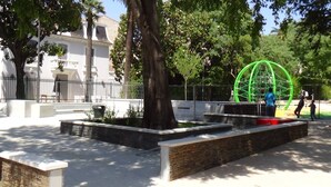 A park with a green circular structure, trees, and a building with white walls and a balcony. - Cannes, 2 rooms Furnished 3 stars 10 mn from the Palais and the beach (Cannes)