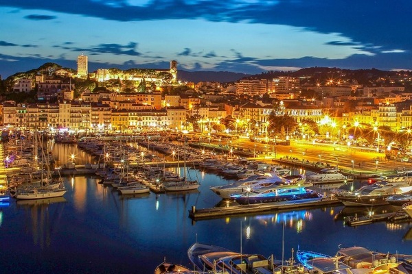 le Suquet avec ses rues pittoresques dominant le port de Cannes