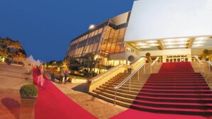 A modern building with a red carpet leading to a staircase. - Cannes, 2 rooms Furnished 3 stars 10 mn from the Palais and the beach (Cannes)