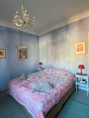 1 quarto, escrivaninha, ferros/tábuas de passar roupa, berço de viagem