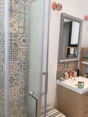 Shower, hair dryer, towels, soap - Countryside in town, beautiful beach and all amenities  (Ajaccio)