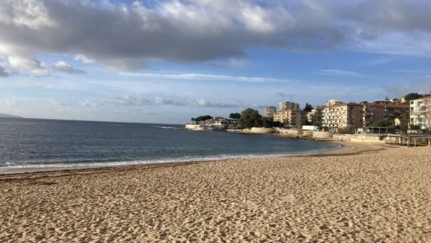 A sandy beach with a clear sky and buildings in the background. - Countryside in town, beautiful beach and all amenities  (Ajaccio)