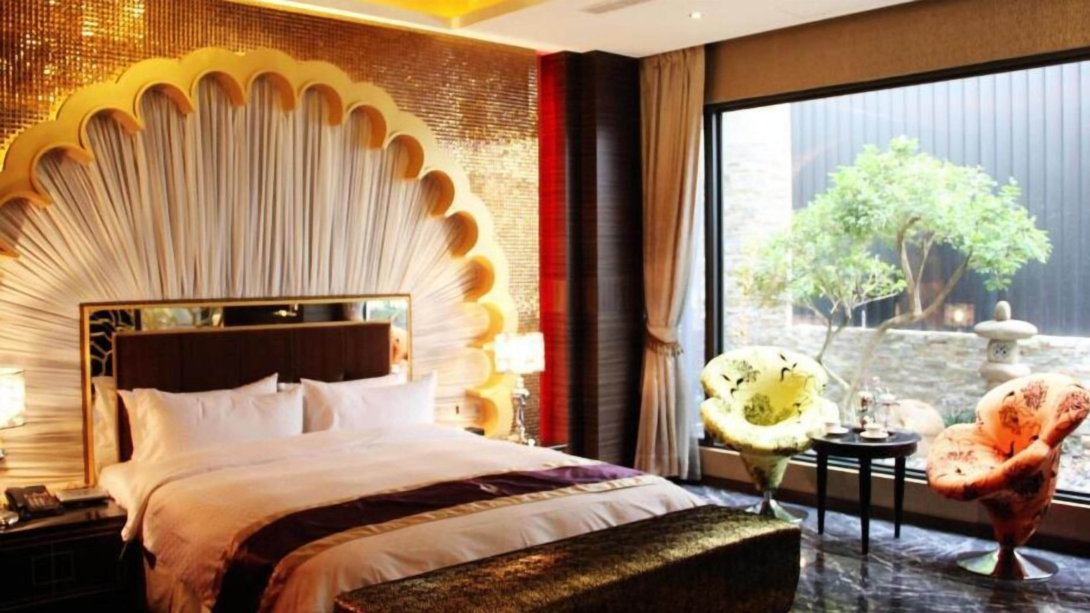 premium bedding, down duvets, free minibar, desk