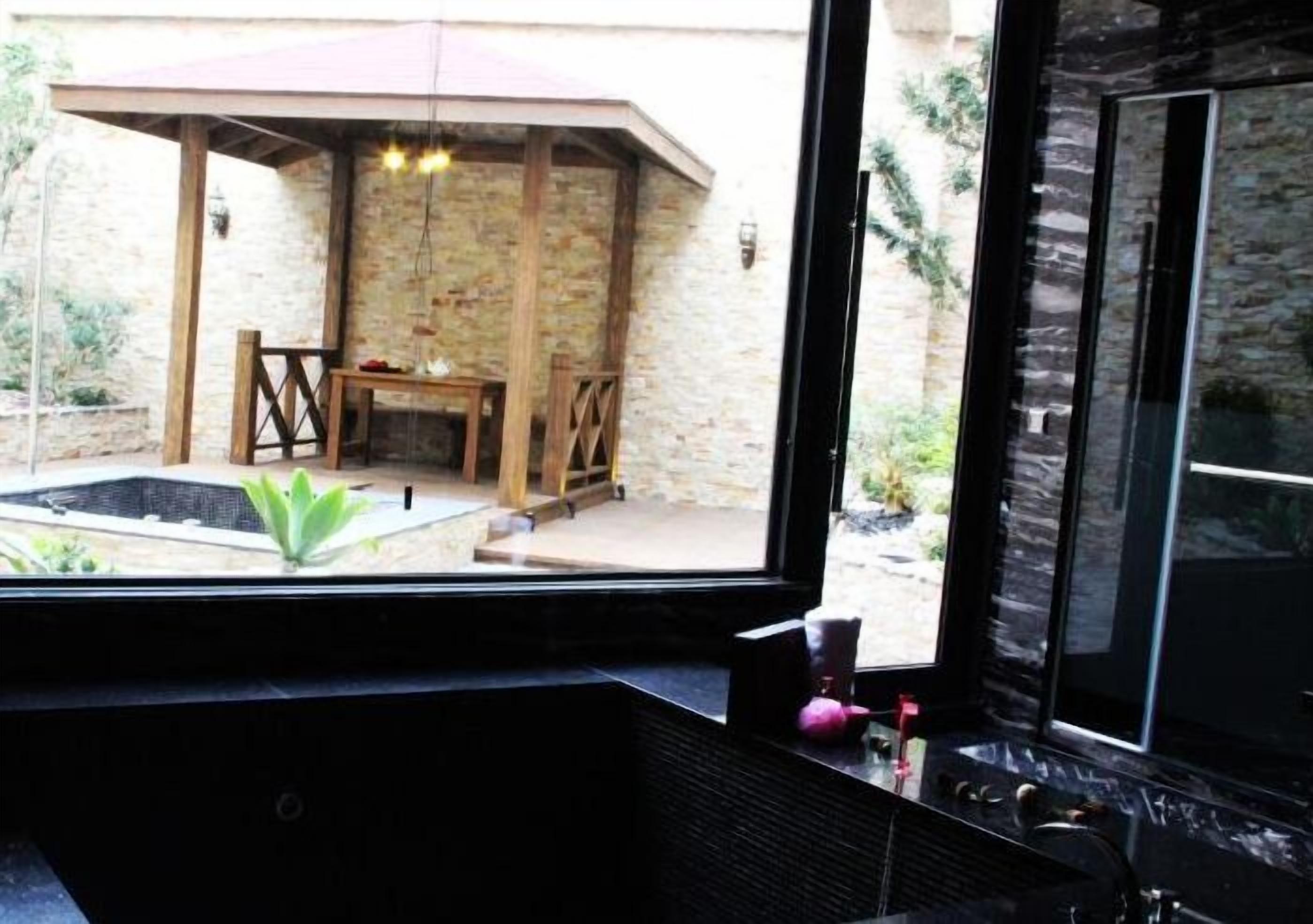 separate bathtub and shower, jetted bath, hydromassage showerhead