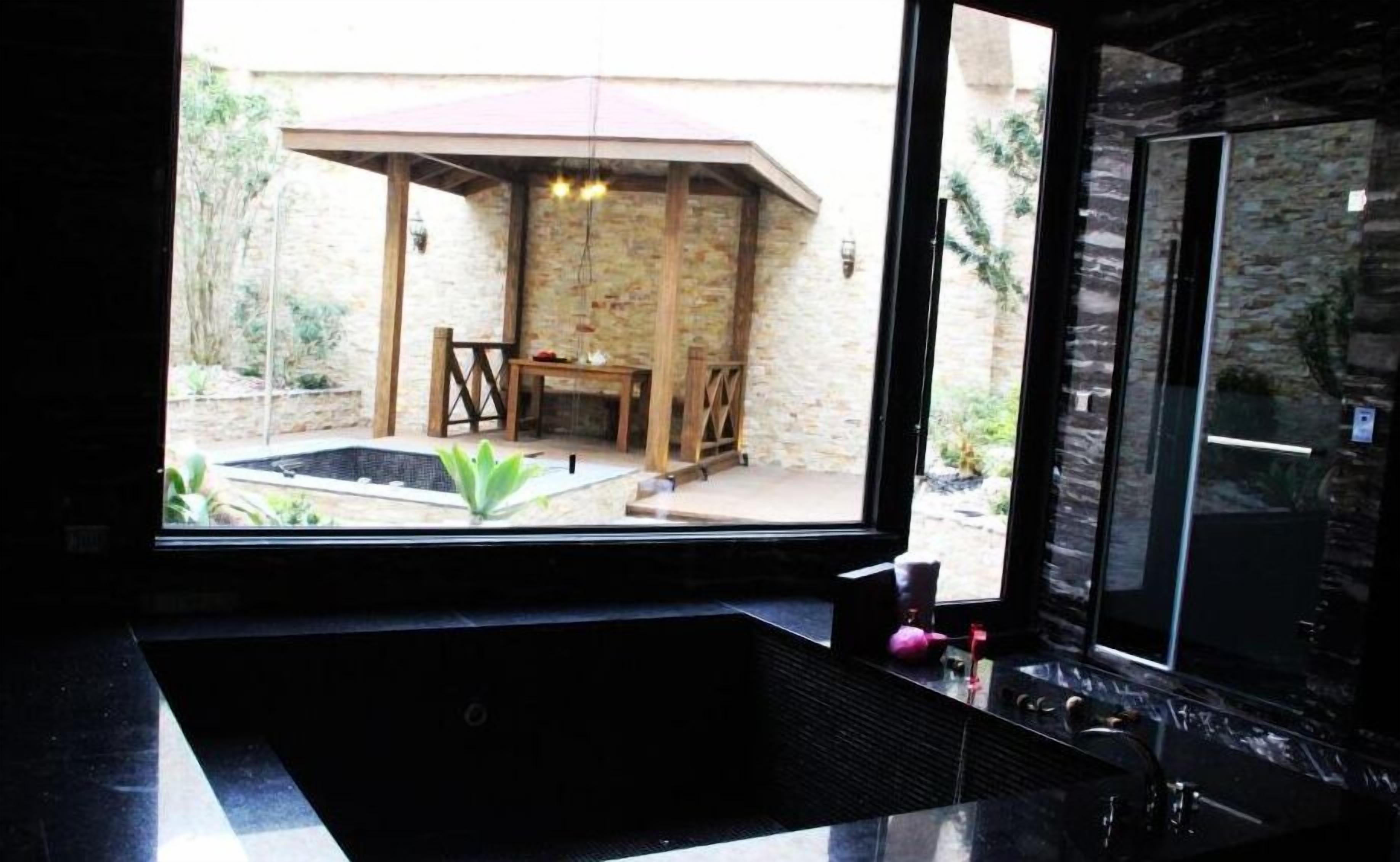 separate bathtub and shower, jetted bath, hydromassage showerhead